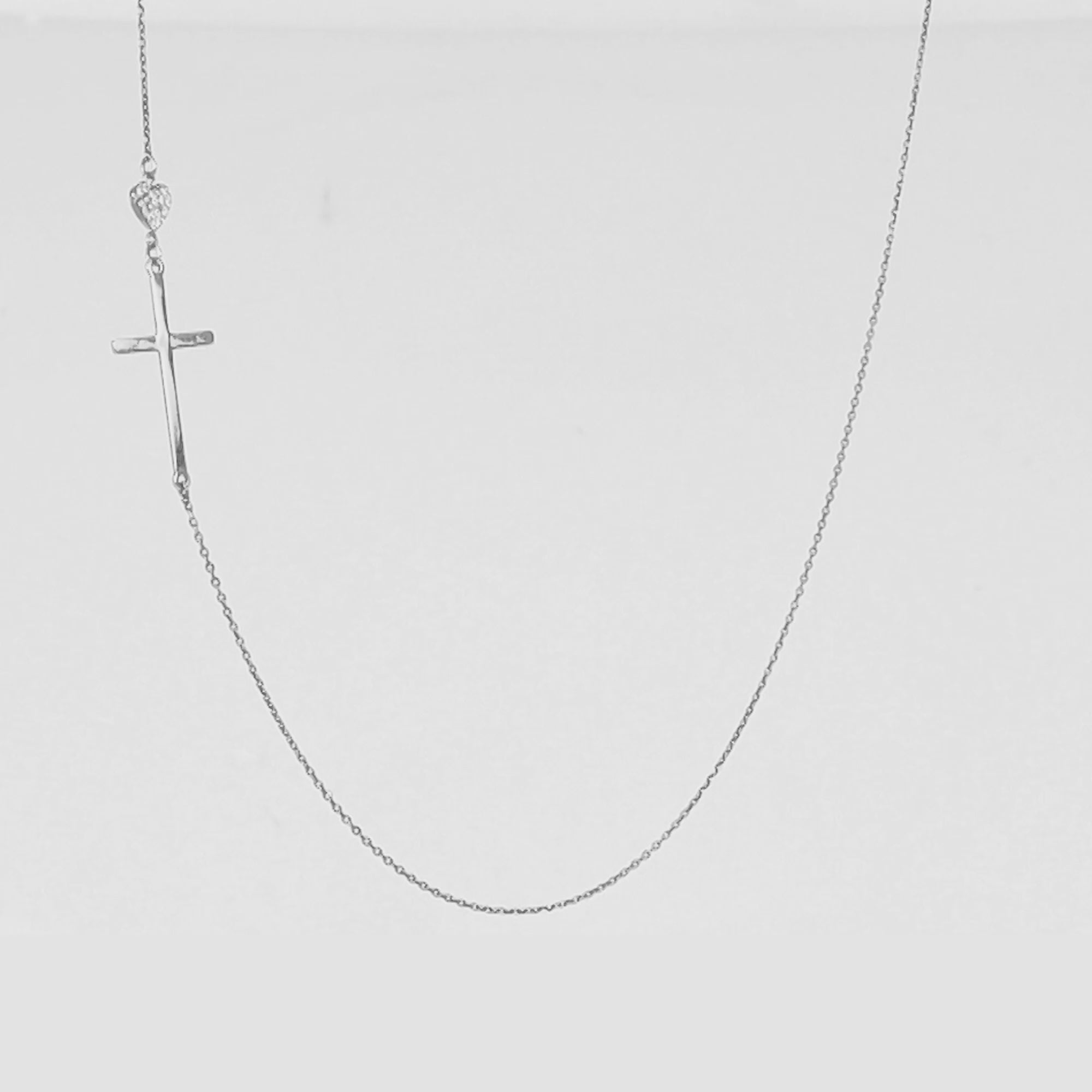El collar de la cruz del amor