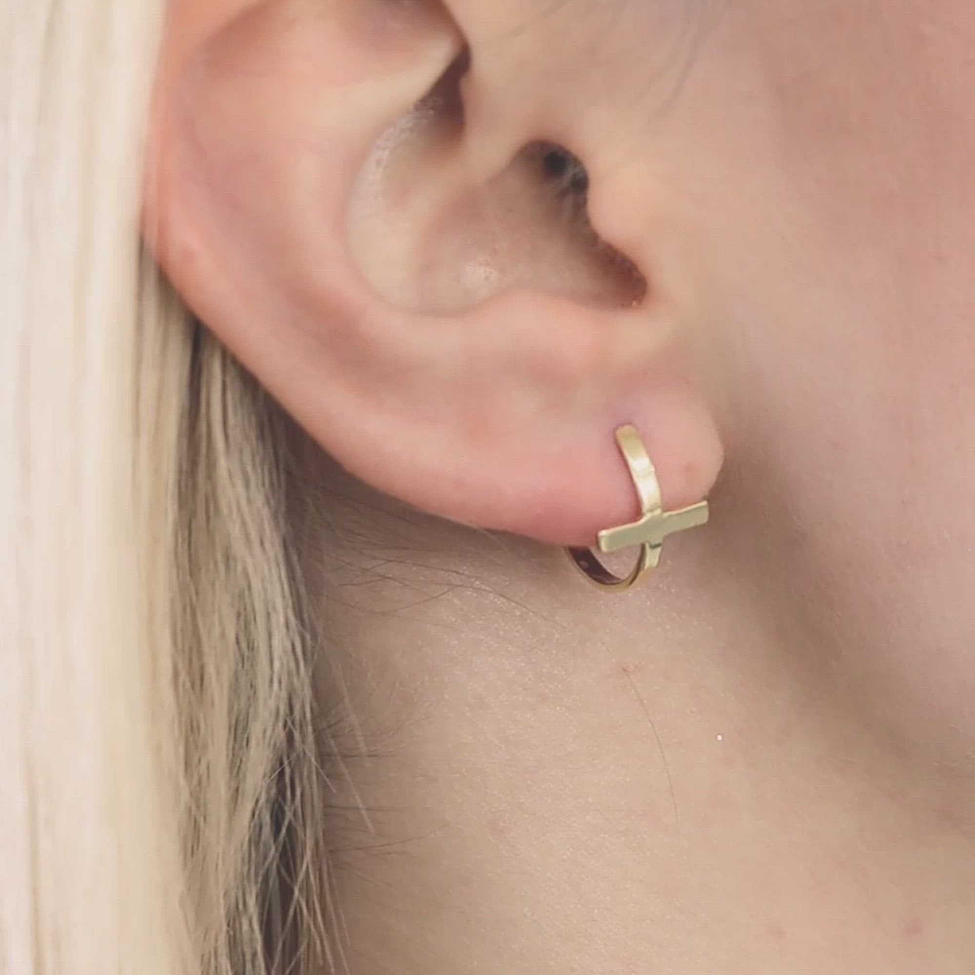 Pendientes de aro con cruz "Daniella"