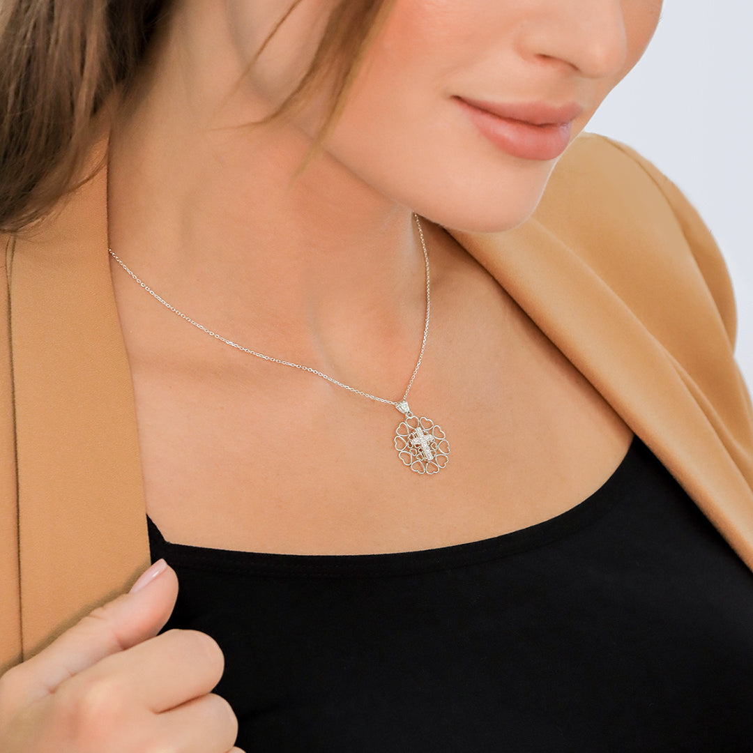 El colgante de cruz de cristal del amor