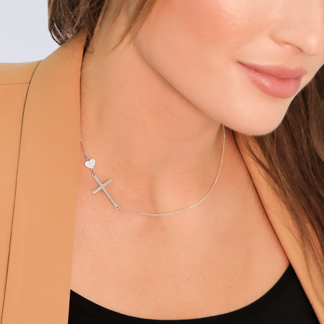 El collar de la cruz del amor