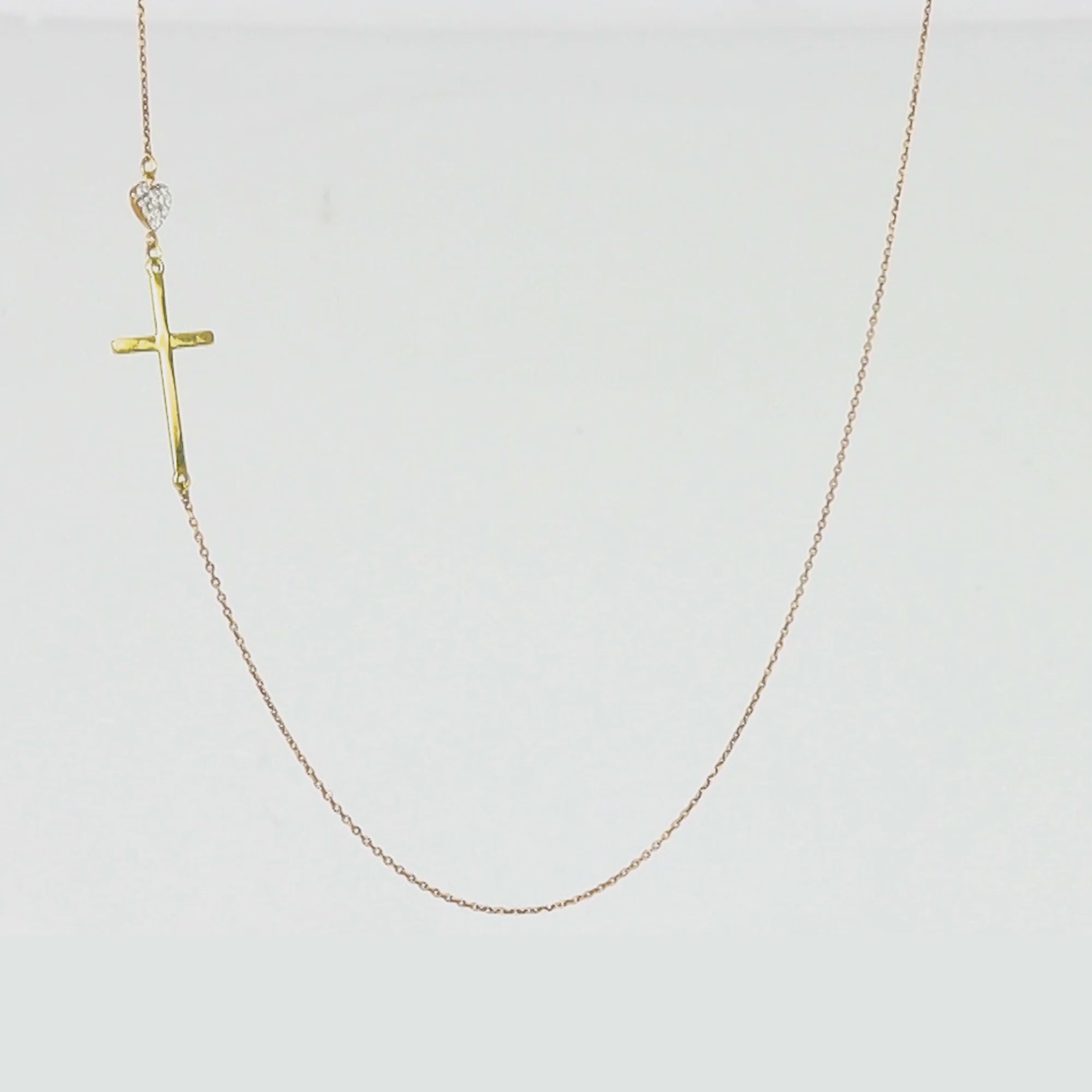El collar de la cruz del amor